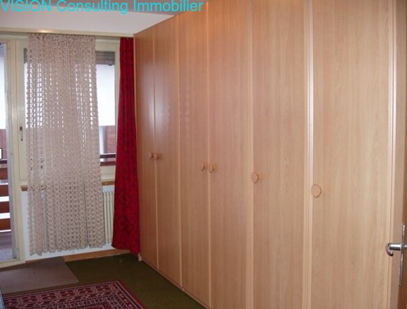 Geräumiges Schlafzimmer mit umfangreicher Schrankwandanlage Geräumiges Schlafzimmer mit umfangreicher Schrankwandanlage