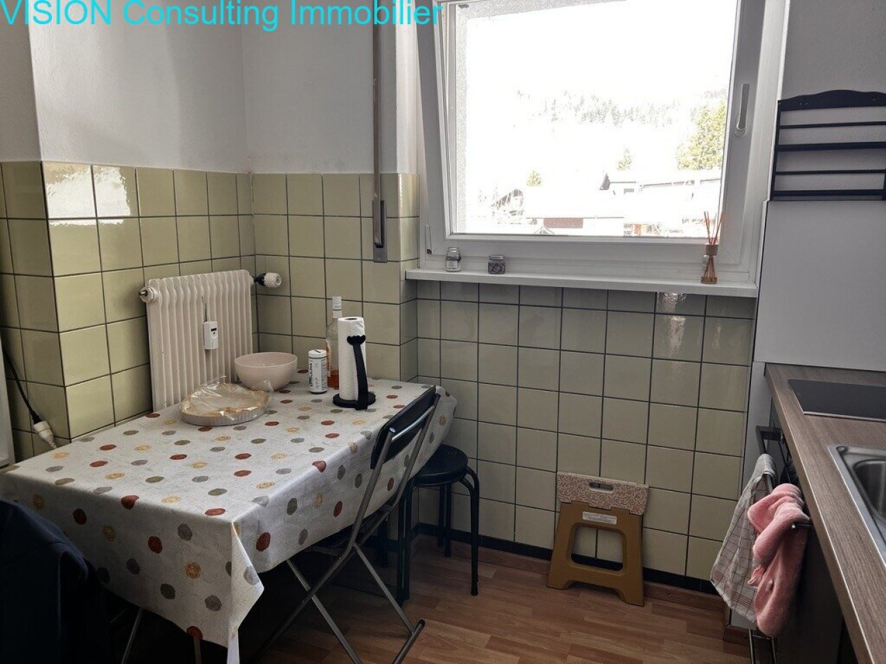 Helles Badezimmer mit Fensterblick und praktischer Ausstattung Helles Badezimmer mit Fensterblick und praktischer Ausstattung