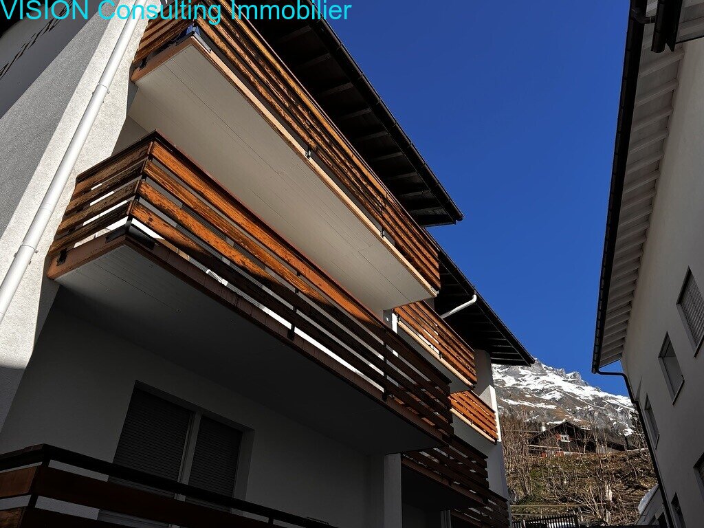 Moderne Balkone mit hochwertigen Holzgeländern und Bergblick Moderne Balkone mit hochwertigen Holzgeländern und Bergblick