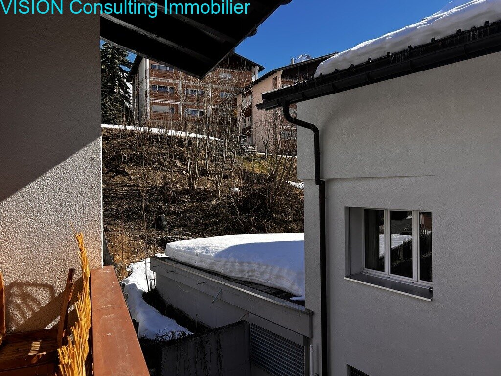 Terrassenbereich mit überdachtem Zugang und Naturblick Terrassenbereich mit überdachtem Zugang und Naturblick