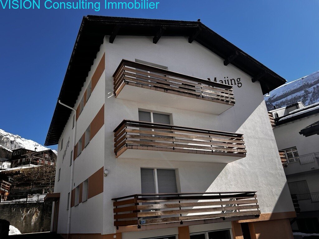 Modernes Mehrfamilienhaus mit durchdachter Balkonarchitektur und alpinem Standort Modernes Mehrfamilienhaus mit durchdachter Balkonarchitektur und alpinem Standort
