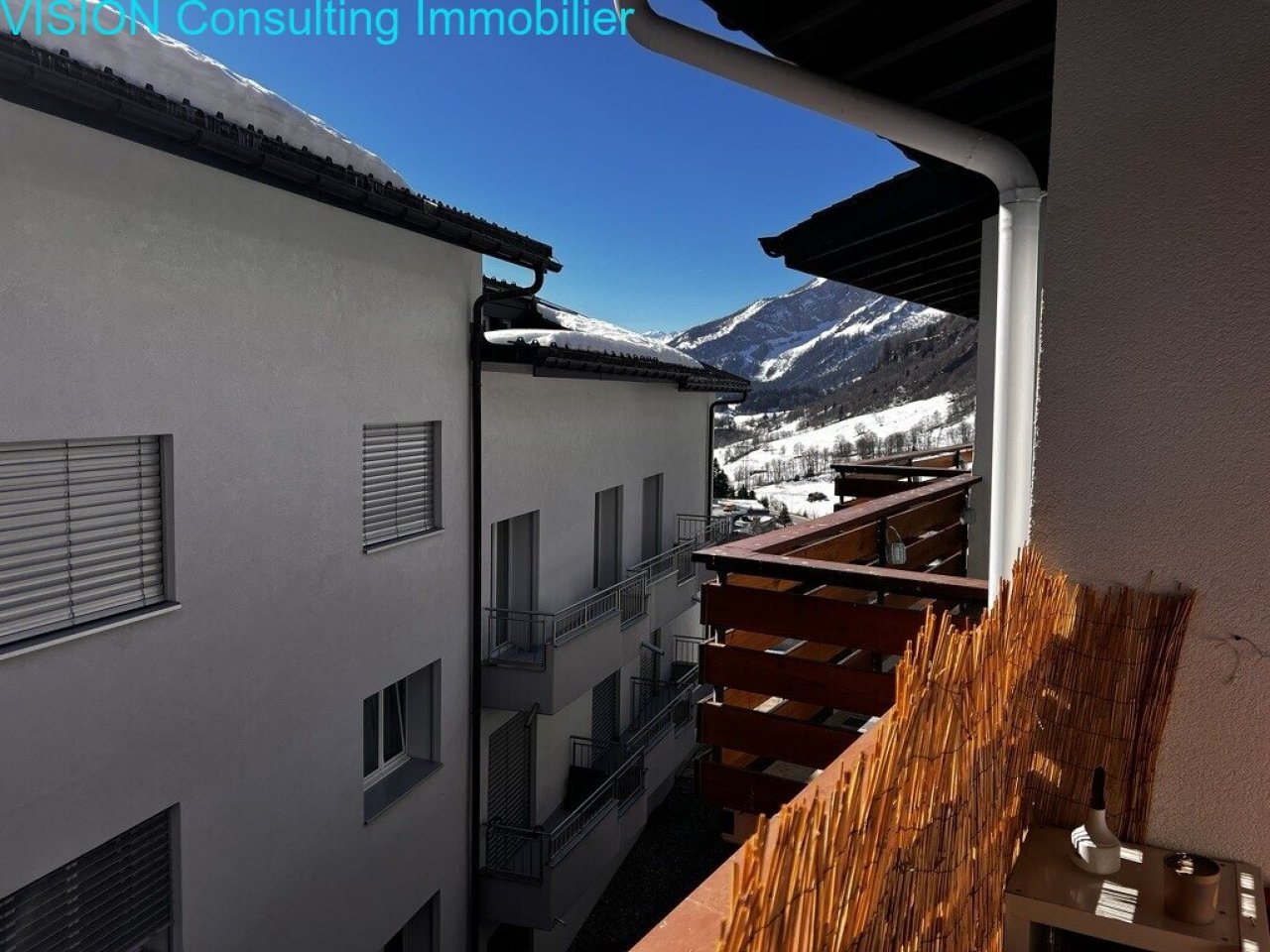 Moderner Innenhofbereich mit überdachter Pergola und harmonischer Architekturgestaltung Moderner Innenhofbereich mit überdachter Pergola und harmonischer Architekturgestaltung
