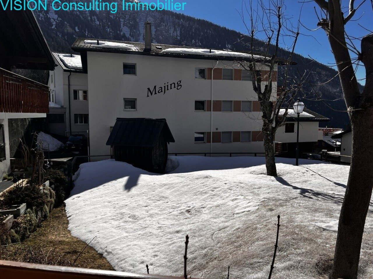Gepflegter Außenbereich mit überdachtem Carportplatz und direktem Hauseingang Gepflegter Außenbereich mit überdachtem Carportplatz und direktem Hauseingang