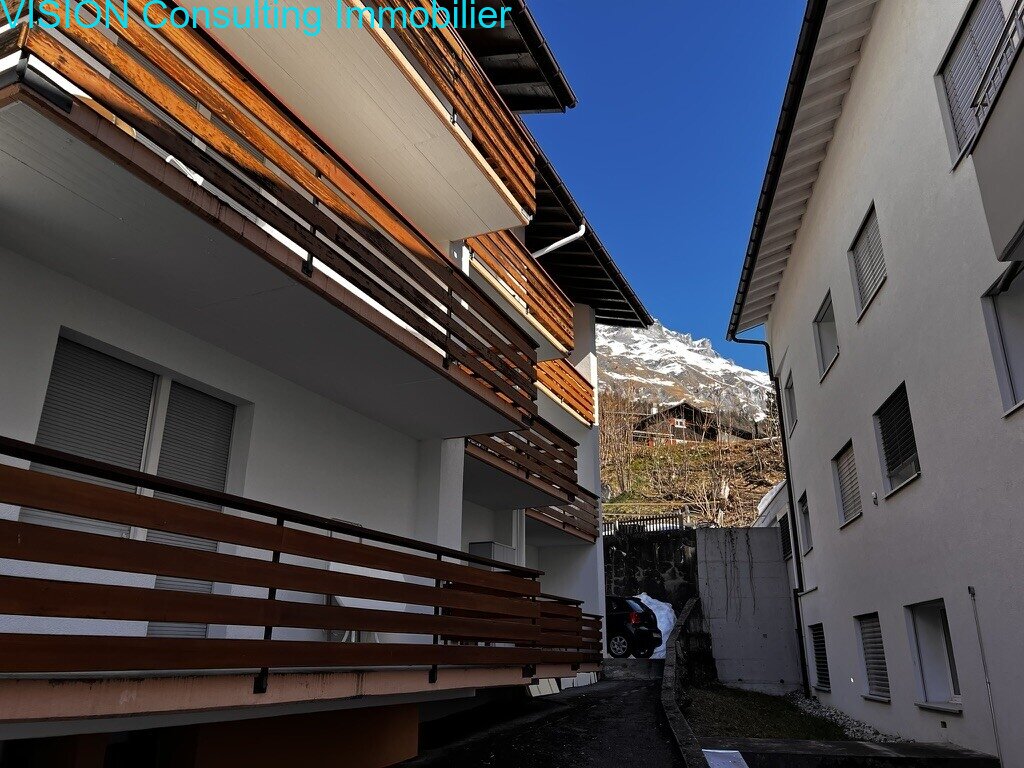Moderner Innenhofzugang mit überdachter Pergola und direkter Garagenanbindung Moderner Innenhofzugang mit überdachter Pergola und direkter Garagenanbindung