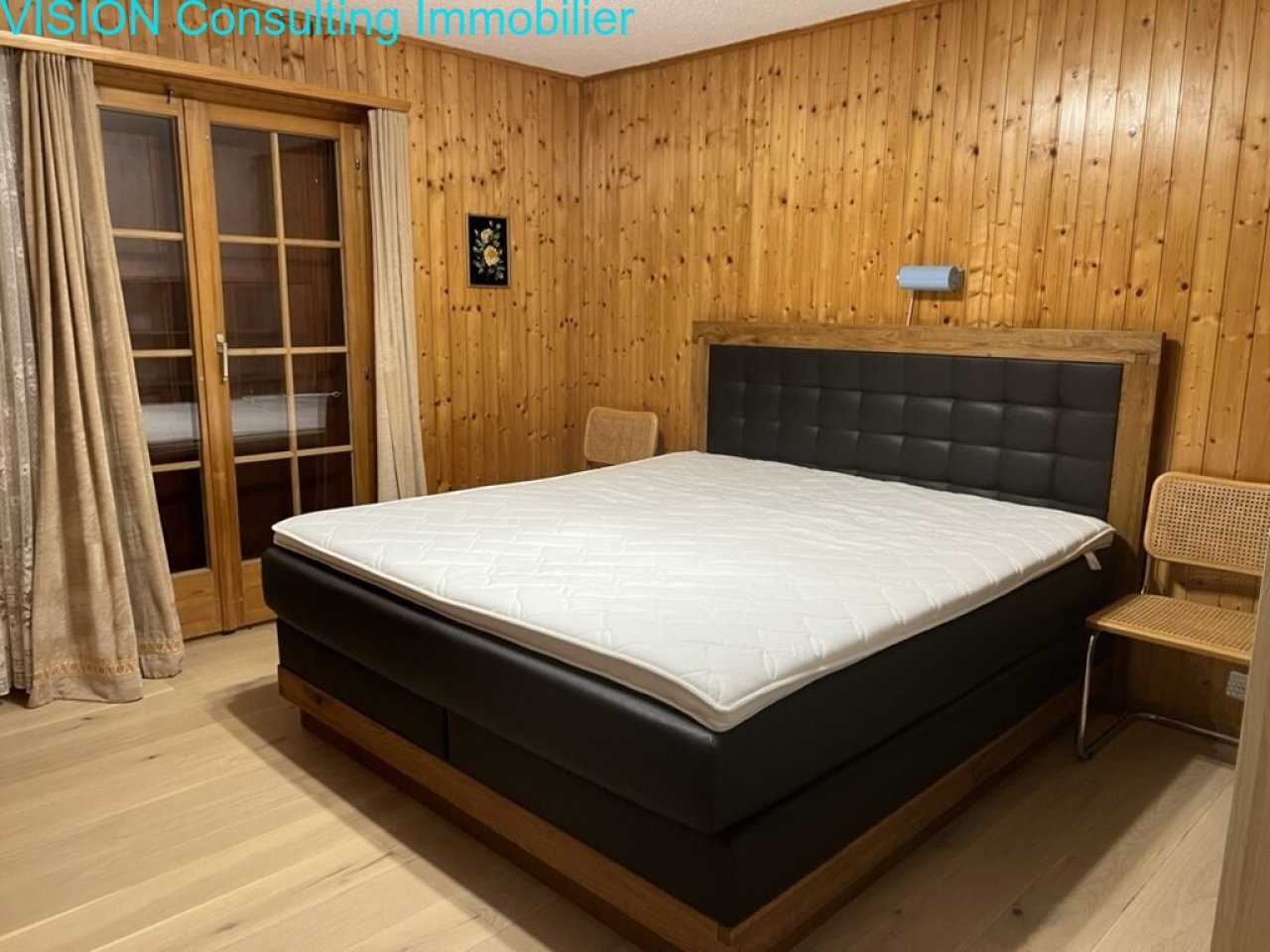 Komfortables Schlafzimmer mit direktem Zugang zur Terrasse und eingebauten Schrankflächen Komfortables Schlafzimmer mit direktem Zugang zur Terrasse und eingebauten Schrankflächen