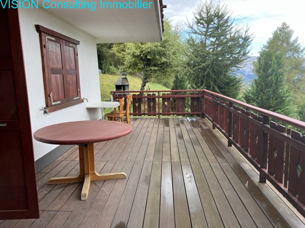 Großzügige Terrasse mit Panoramablick und stabiler Holzkonstruktion Großzügige Terrasse mit Panoramablick und stabiler Holzkonstruktion