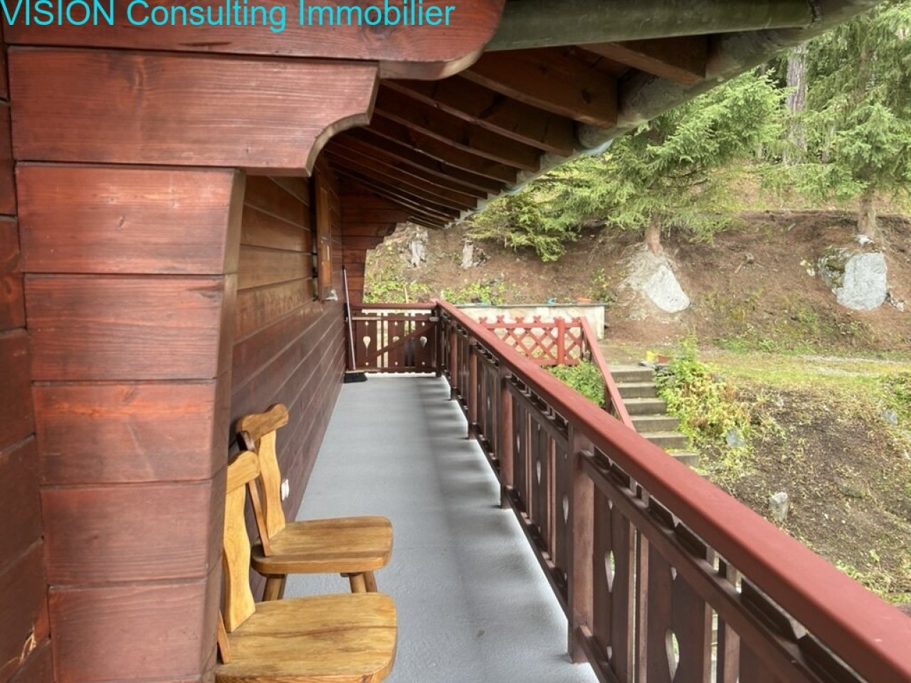 Überdachte Terrasse mit robustem Holzbelag und durchdachtem Wetterschutz Überdachte Terrasse mit robustem Holzbelag und durchdachtem Wetterschutz