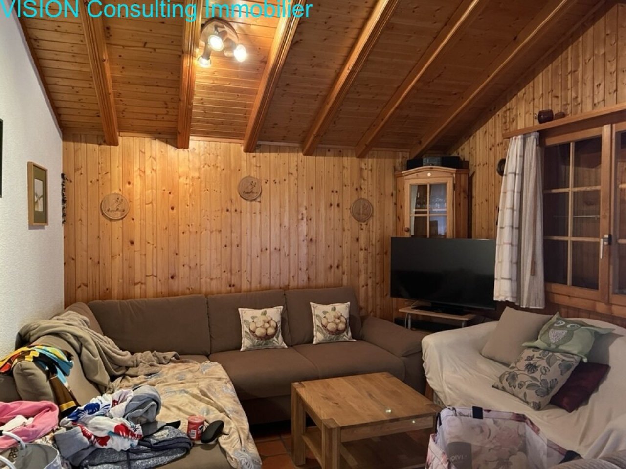 Wohnzimmer mit Holzbalkendecke und direktem Zugang zur Terrasse Wohnzimmer mit Holzbalkendecke und direktem Zugang zur Terrasse