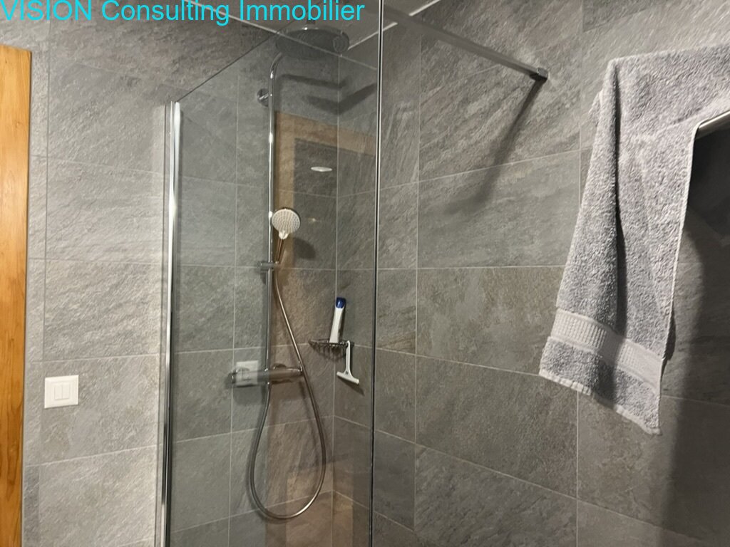 Modernes Badezimmer mit bodengleicher Dusche und hochwertige Fliesengestaltung Modernes Badezimmer mit bodengleicher Dusche und hochwertige Fliesengestaltung