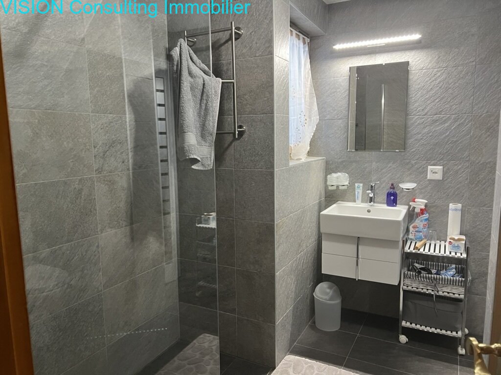 Modernes Badezimmer mit bodengleicher Dusche und praktischer Waschtischanlage Modernes Badezimmer mit bodengleicher Dusche und praktischer Waschtischanlage