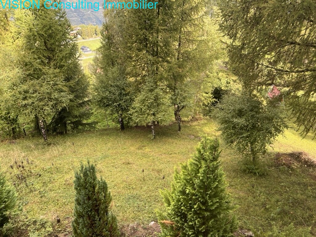 Überdachte Terrasse mit Bergblick und massiver Holzbrüstung Überdachte Terrasse mit Bergblick und massiver Holzbrüstung