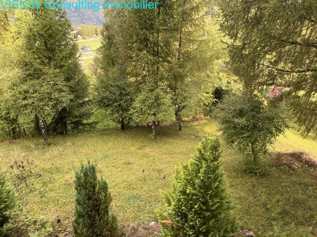 Überdachte Terrasse mit Bergblick und massiver Holzbrüstung Überdachte Terrasse mit Bergblick und massiver Holzbrüstung